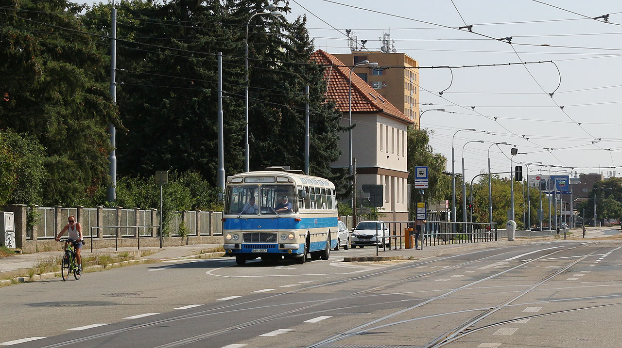 Postupně jsme s historickými tramvajemi doputovali až do Medlánek, odkud jsme to pak vzali jedničkou odklonem přes vozovnu zpátky do města.