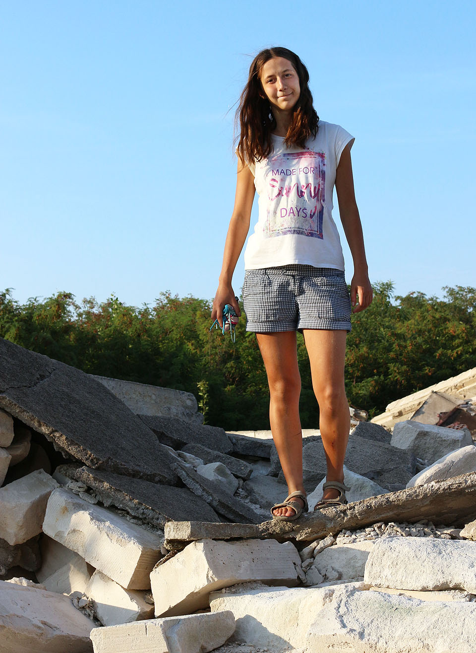 Po úžasné koupeli v hádeckém lomu jsme se pak ještě pokusili proniknout do opuštěné továrny Ergon, nepřálo nám ale štěstí. Všiml si nás hlídač, a tak jsme následující hodinu strávili schoulení ve skrýši pod betonovým panelem odstřelené tovární haly.