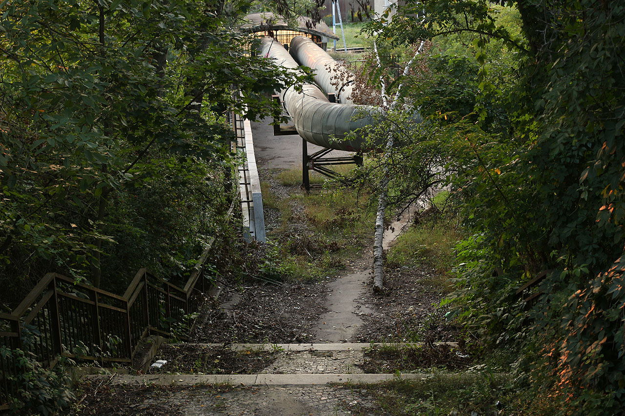 Kousek od lávky se nachází zapomenuté schodiště vedoucí k <a href="/Tema/Severní podchod pod maloměřickým nádražím">původnímu podchodu</a>.