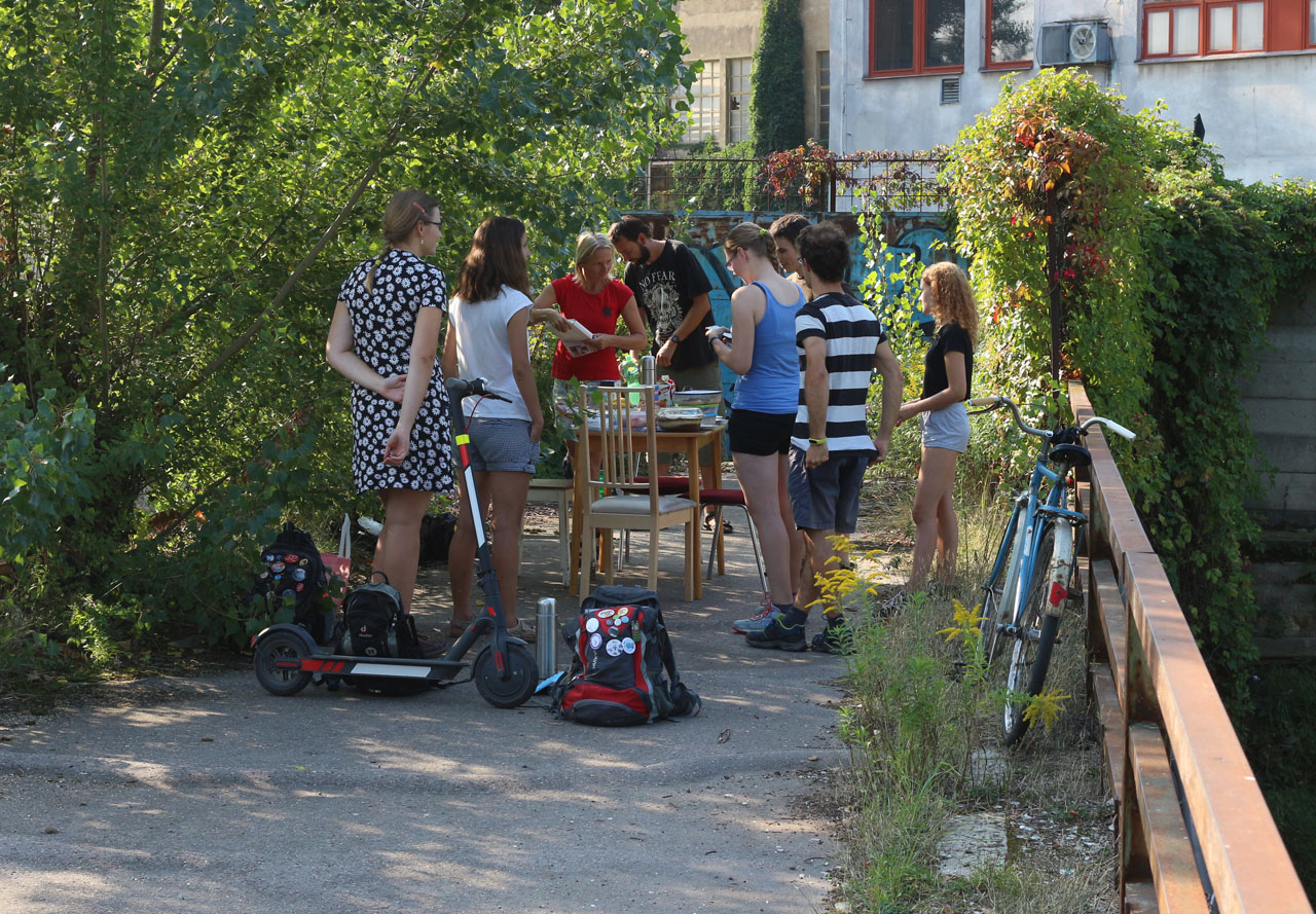 Nakonec se nás sešlo na mostě vedoucím odnikud nikam jedenáct.
