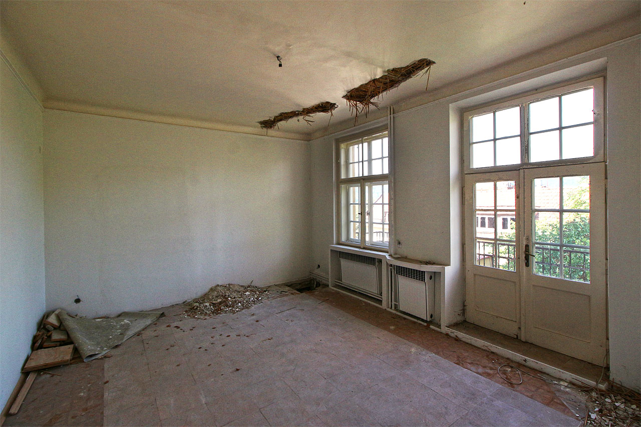 Ačkoli svým zevnějškem působí vila honosně, uvnitř je po zrušení a vyklizení kojeneckého ústavu pusto jako v duši nechtěného dítěte.