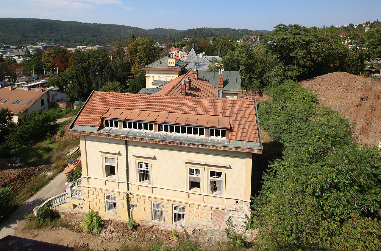 Vila má také menší sestru. Odpoledne vždycky vystoupí z jejího stínu a hledí na Brno svými přisleplými okny.