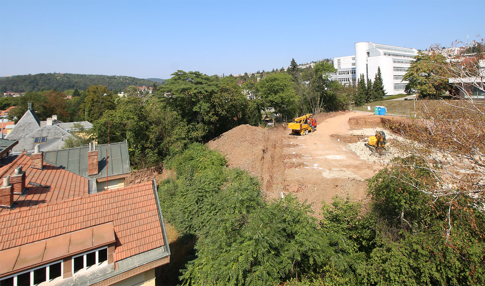 Shora se k už k vile blíží buldozery a bagry, které si v ničem nezadají se stroji stavitelů amazonské dálnice vedoucí skrze prales.