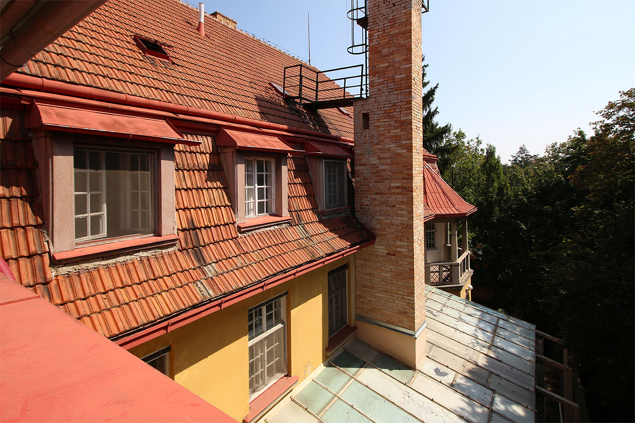 Tady je zatím ticho a šum města sem doléhá mezi listy stromů jenom zdálky. Nebude to ovšem trvat dlouho a Brno přijde o další zapomenuté a klidné místo.