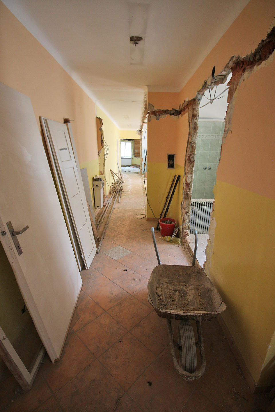 Vypadá to, jako by se tu práce zastavila ze dne na den. Ale už před mnoha roky.