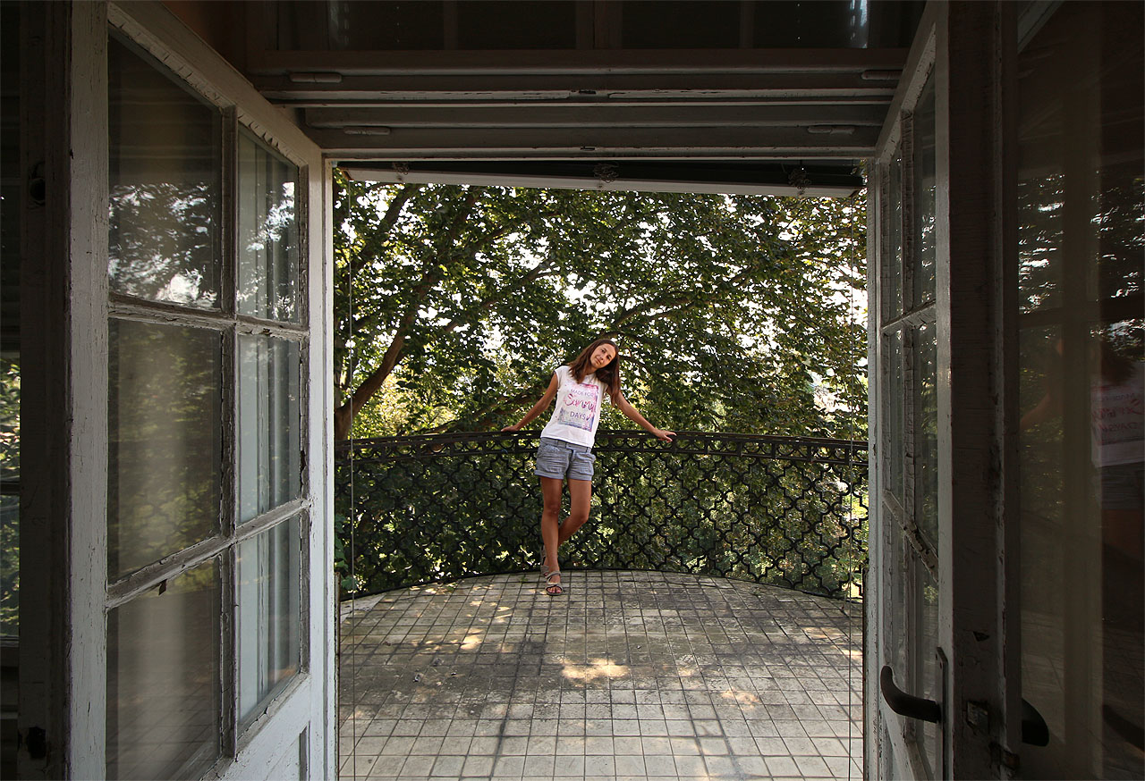 S terasou a zdobným zábdradlím v koruně majestátního buku.