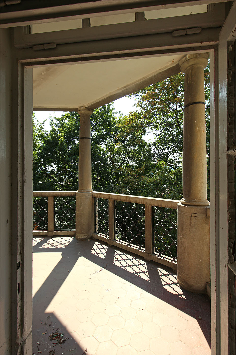 Kontrast mezi nabubřelou kapitalistickou realitou, kdy vila sloužila jediné rodině, a omšelým socialistickým úsilím, aby v ní našlo domov co nejvíc opuštěných dětí, je všudypřítomný a nutí k zamyšlení.