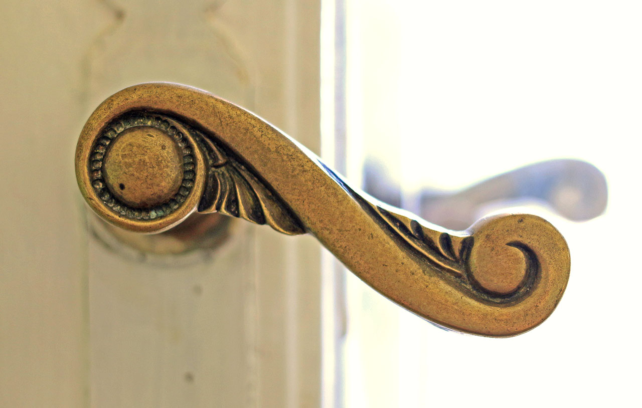 Z původního vybavení vily se po václe nezachovalo takřke nic. Jednou z mála perliček, které se nám podařilo vypátrat jsou zdobné mosazné kliky balkónových dvěří.