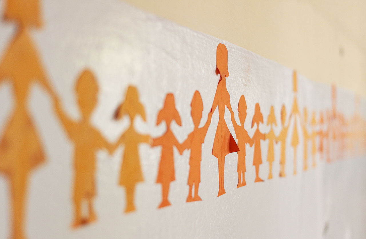 Výmluvná vystřihovánka náhradních maminek s někonečnou řadou dětí svědčí o snaze udělat z vily náhradní domov pro ty, kteří to potřebovali nejvíc.