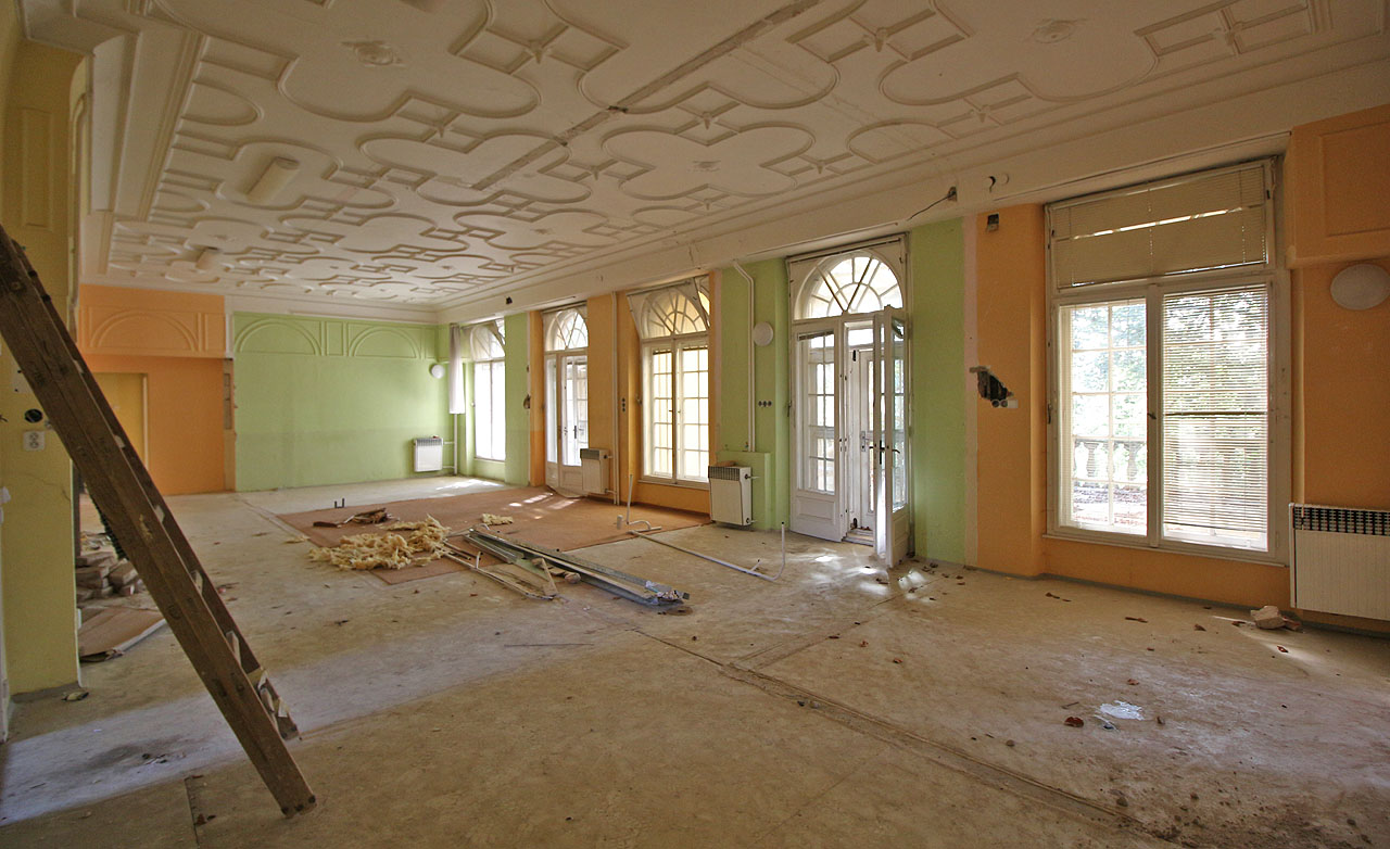 Hlavní hala vily. Barevné obdélníky na stěnách svědčí o jejím dočasném předělení na několik menších pokojů.