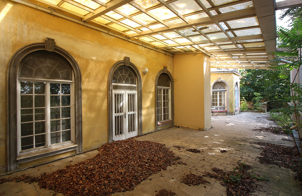 Nejpříjemnějším místem ve vile je ovšem její dolní terasa, zpola krytá bukovým listí a odstíněná omšelou pergolou.