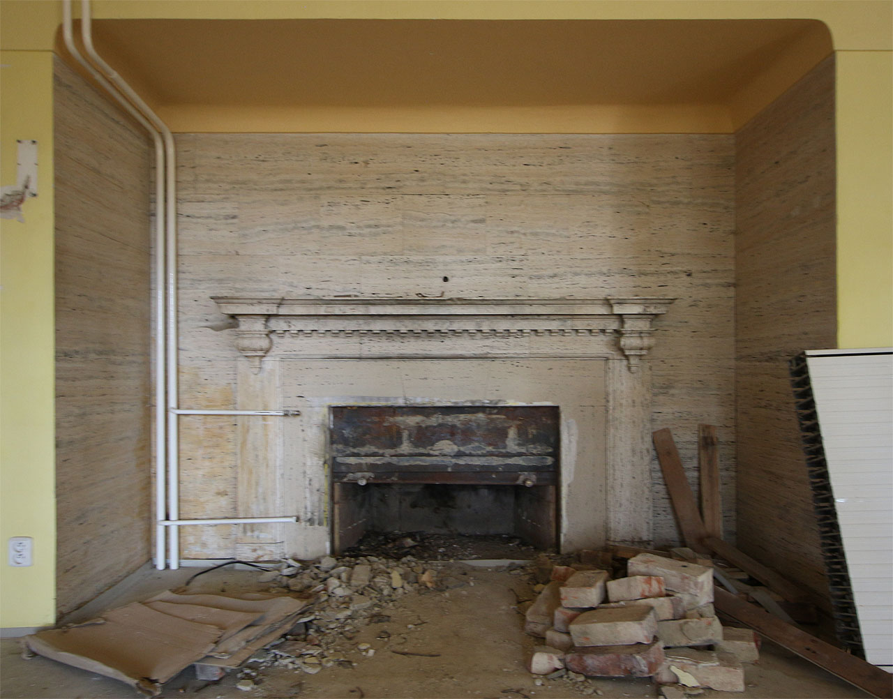 Když podzim vystřídala zima, hřál rodinu místního kapitalisty oheň rozdělaný služebnictvem v travertinovém krbu. Přežil snad i díky tomu, že byl zakryt radiátorem ústředního topení.