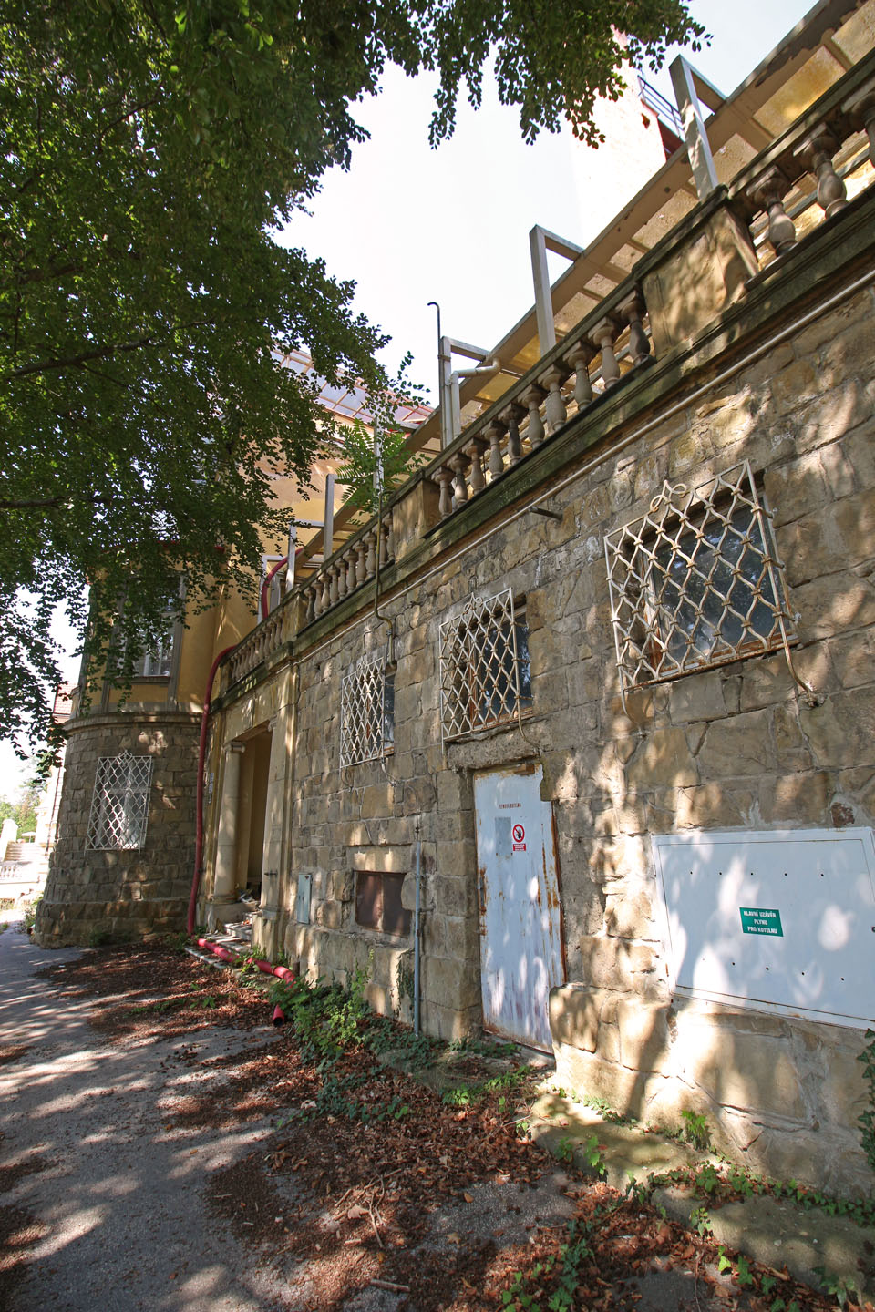 Kamenná podezdívka působí solidním dojmem. Tenhle dům rozhodně stál za návštěvu!