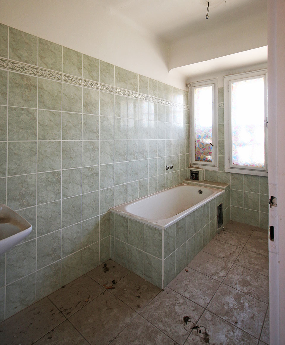 Koupelna je obložena zelenými obkladačkami snad ve snaze imitovat nedaleký kubánský mramor, jejž daroval Brnu sám el Comandante.