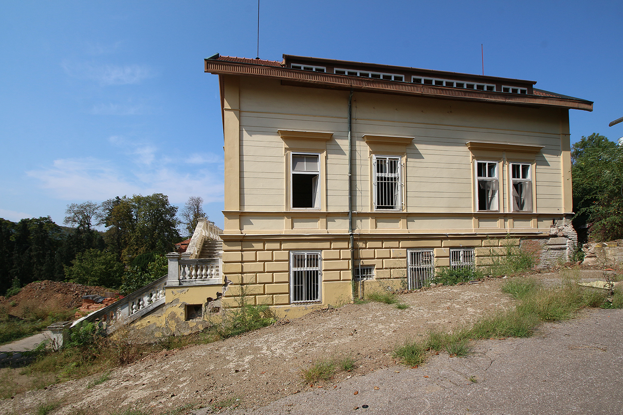 Z úbočí Žlutého kopce vypadá vila jako nějaká benátská usedlost na italském pobřeží.