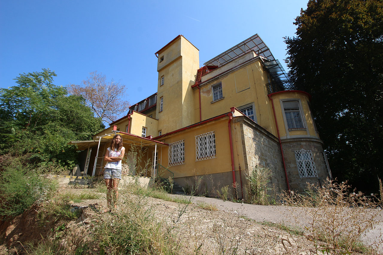 Poslední pohled na větší z obou vil a Doubí, která něco tuší.
