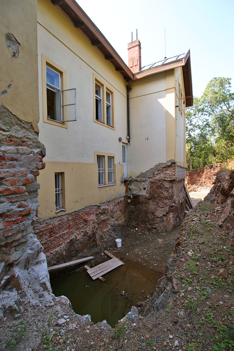 Při focení této fotky nás přistihl mladý stavbyvedoucí a zachránilo nás jen předstírání, že tu jsme spolu na rande. A ven!