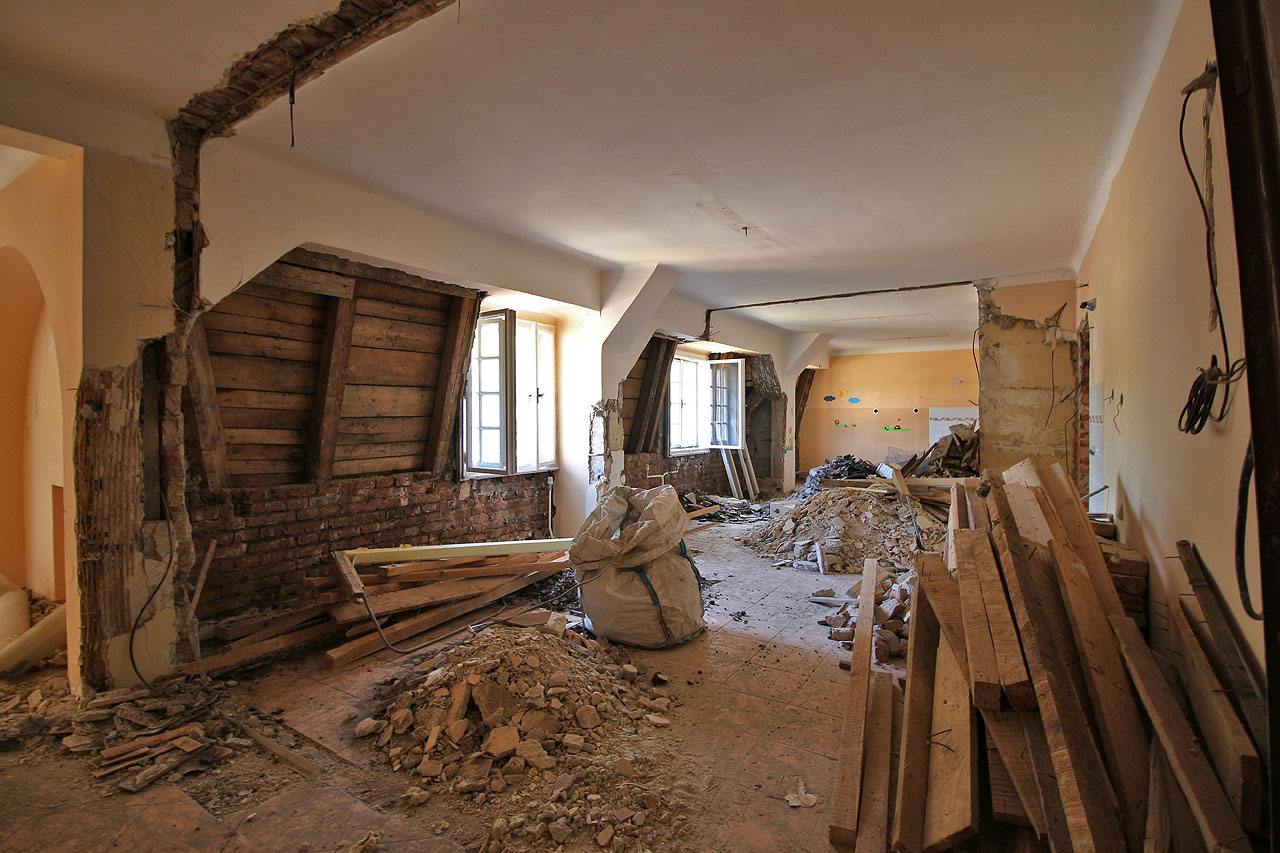 Podkroví jsme zastihli v procesu váhavé rekonstrukce na naši kritickou návštěvu zcela nepřipravené.