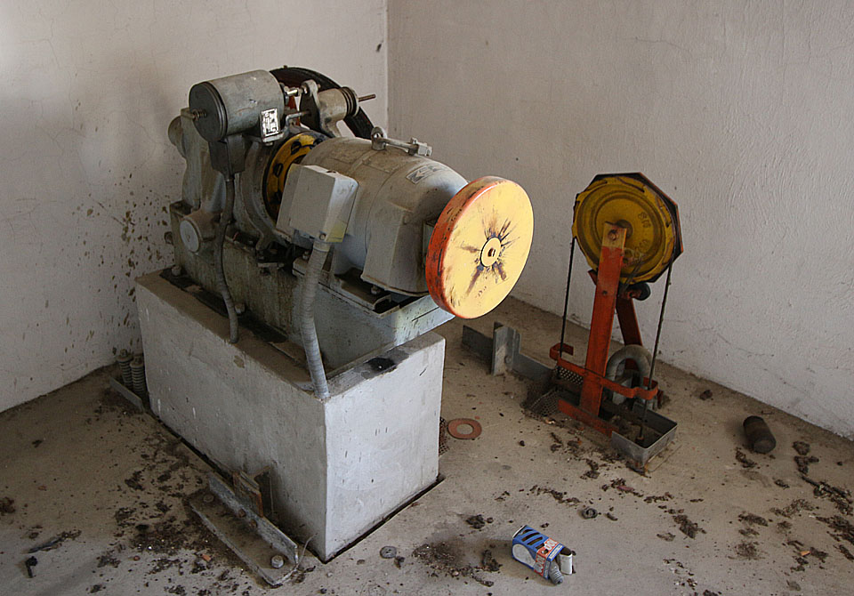 Motor nad výtahovou šachtou je jedním z prvků, kterými vilu ozdobilo období socializmu.