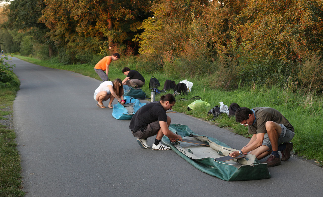 Než jsme nafoukli lodě, byla už skoro tma.