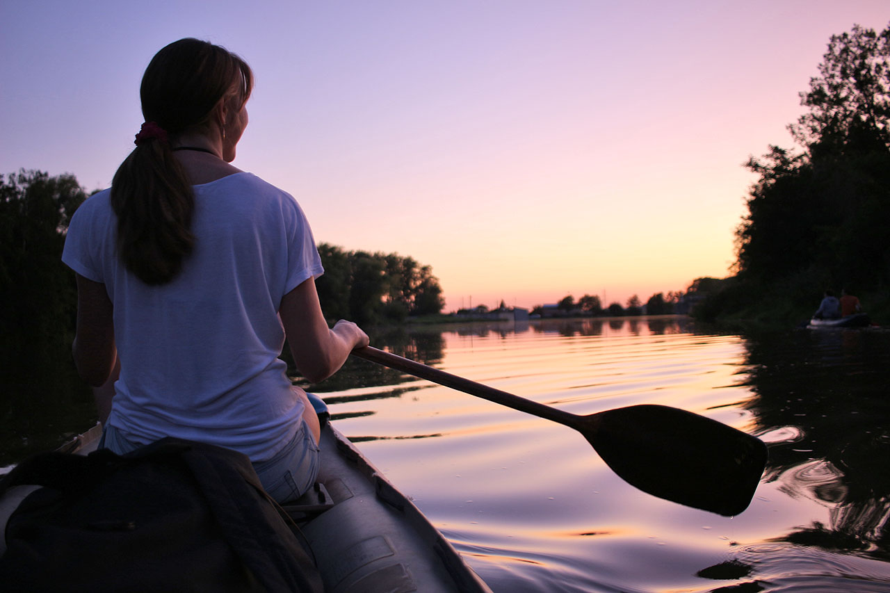 Žel setmělo se dřív než jsme stihli z náhonu něco vidět. Další plavba proto byla s čelovkami na hlavách a taky v místy bujarém proudu mírně nebezpečná.