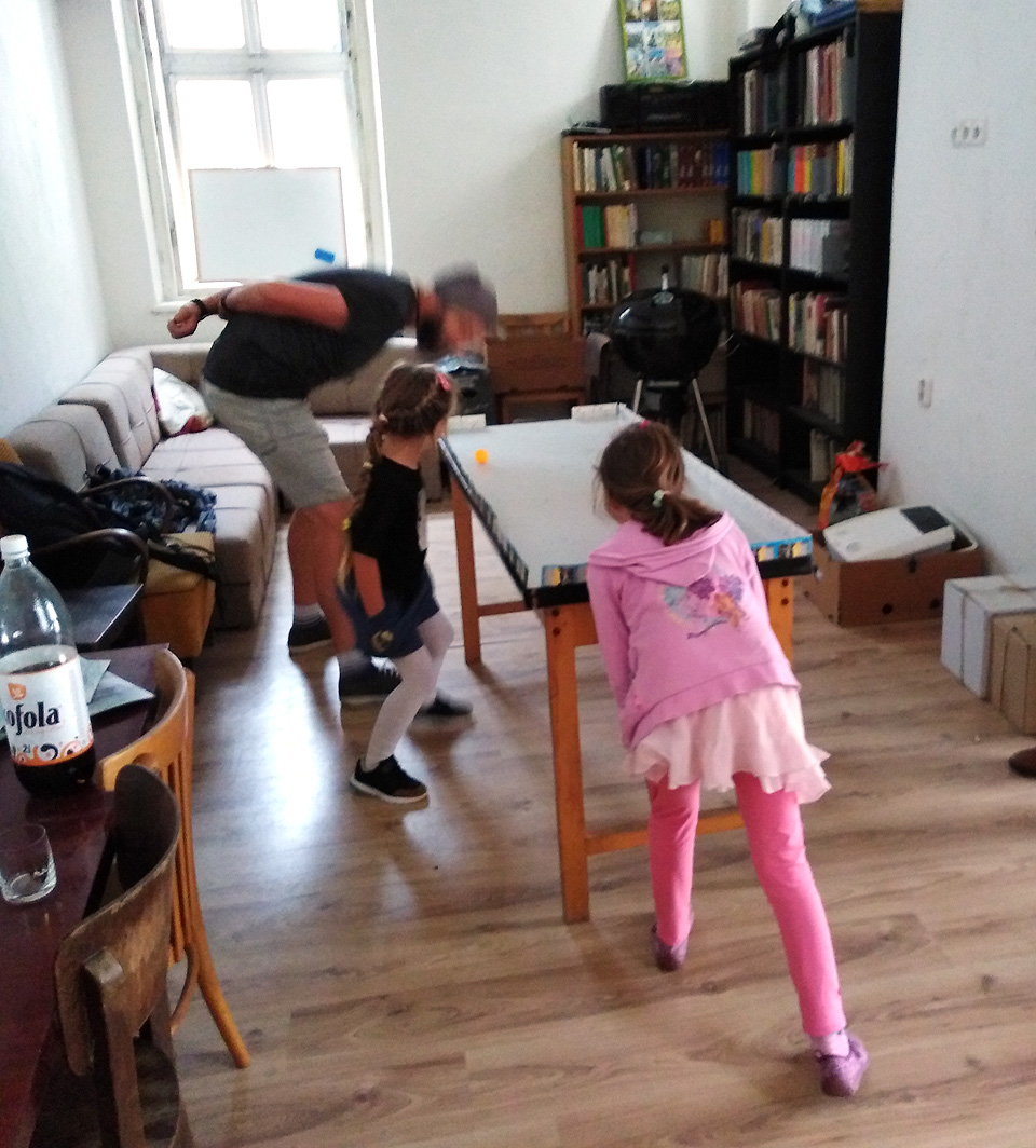 Soki bojuje proti Emče alias Rychlonožce a Koblížkovi ve foukané.