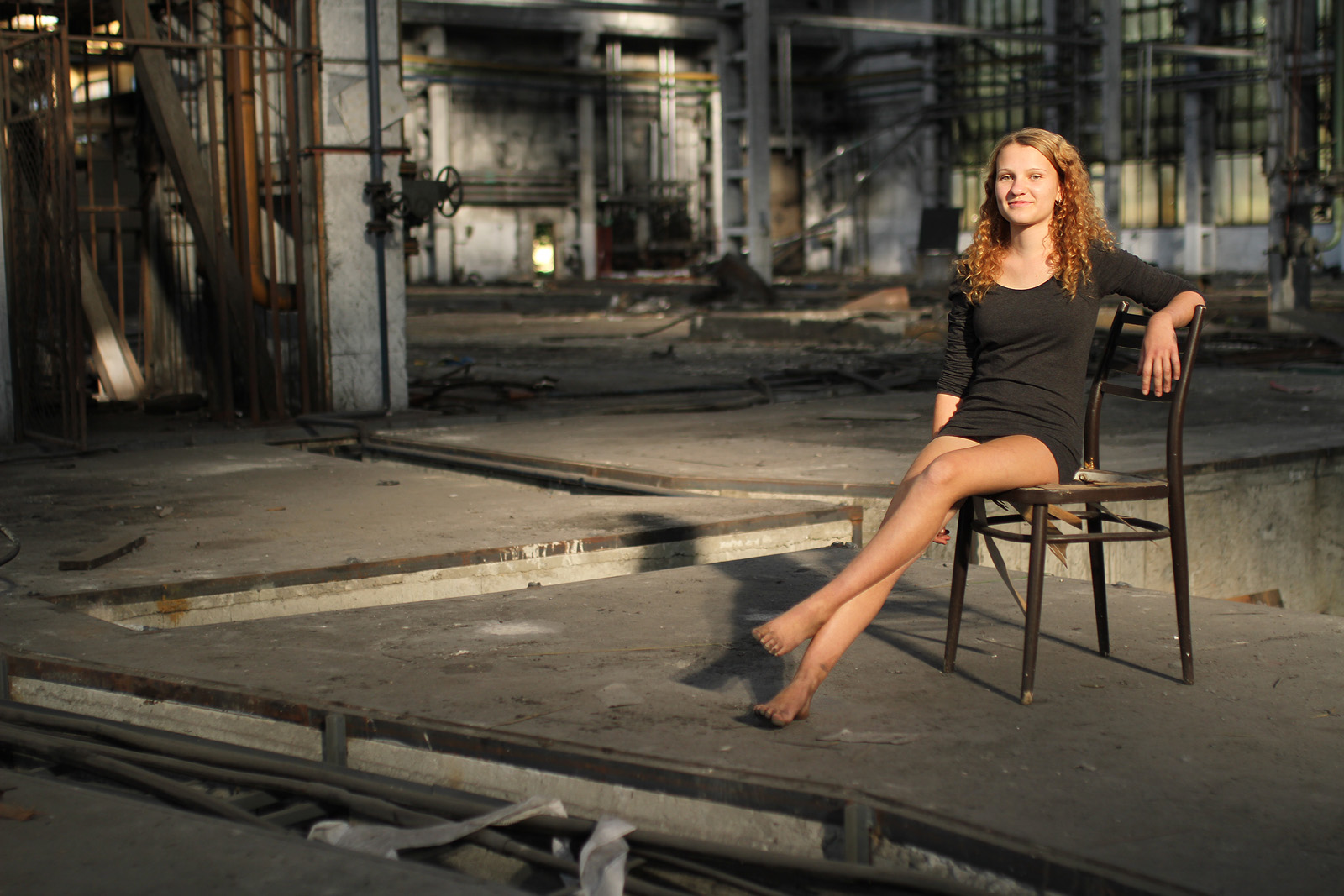 Opuštěnými železárnami ve Veselí nad Moravou nás provede Barča s vlasy v barvě čerstvě rezavé oceli.