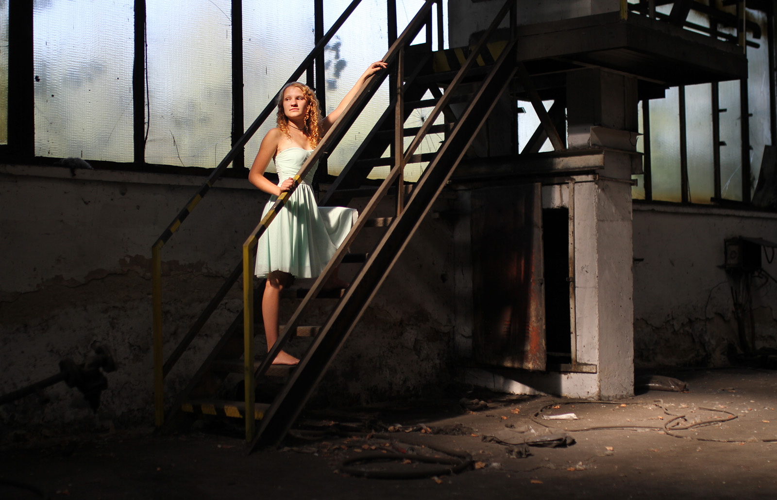 Ponuré ticho přerušuje jen cvakání střechy, vychladající ve slábnoucím žáru odpoledního slunce a občasné drnčení plechů ve větru kdesi vysoko nad námi.