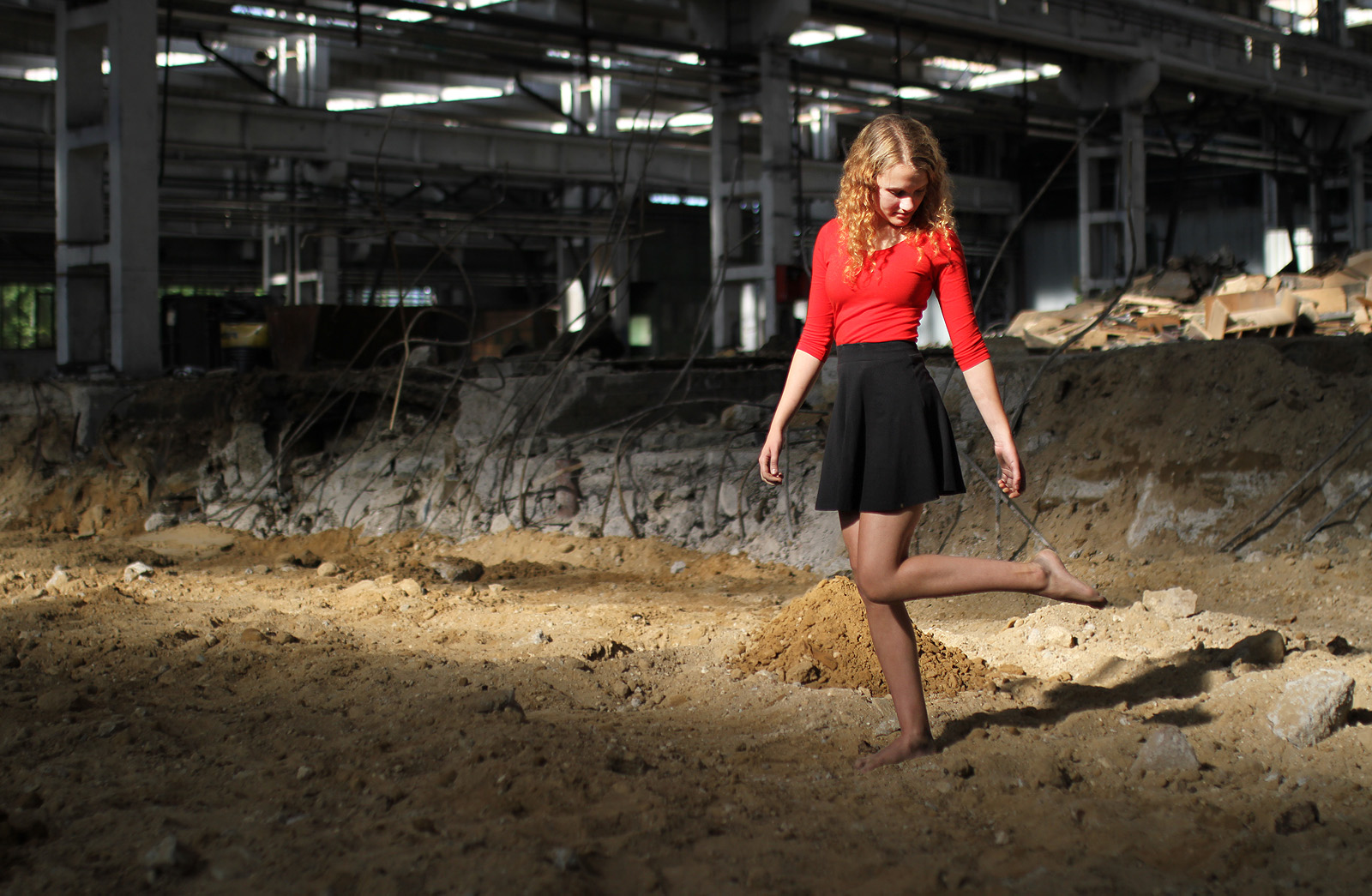 Světlo dopadající skrze střechu vykresluje v jámě na dně haly kontrastní scenérie.