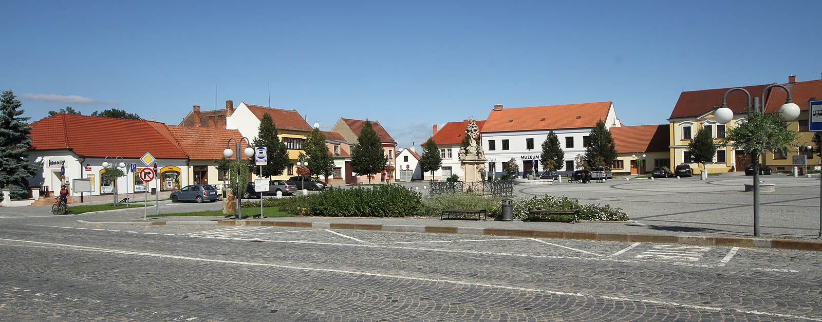 Před polednem se potkáváme s Barčou ve Veselí nad Moravou a nejprve míříme za potravou do centra města.