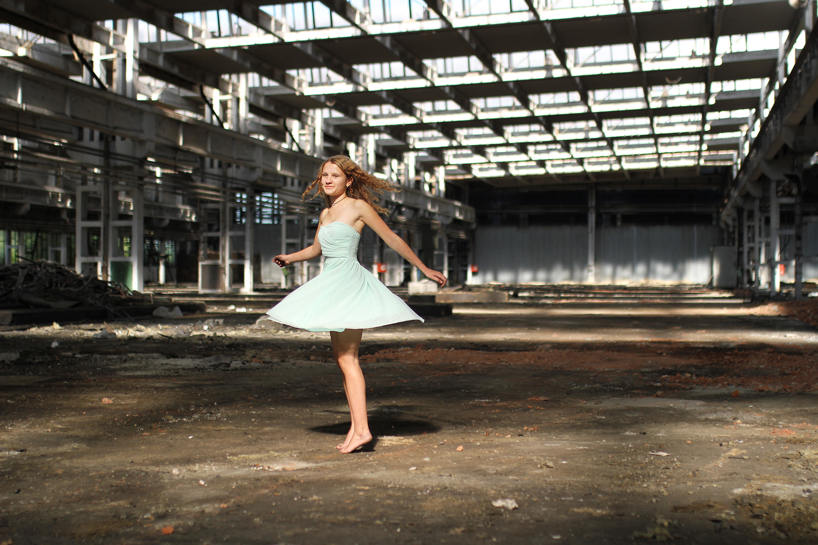 Ještě poslední tanec pod ozubením továrních světlíků.