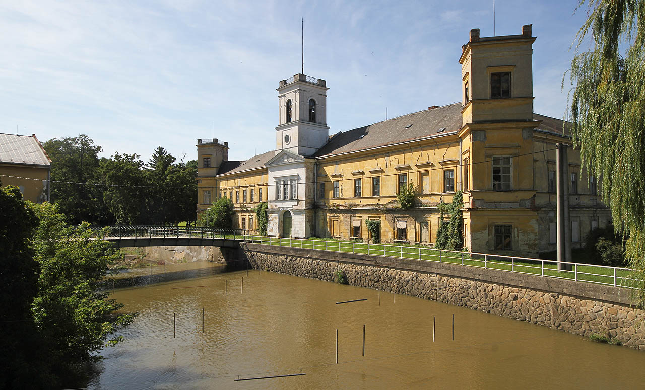 Fascinuje nás zejména opuštěný vodní zámek, u kterého kdysi dávno začínala úzkokolejná drážka.