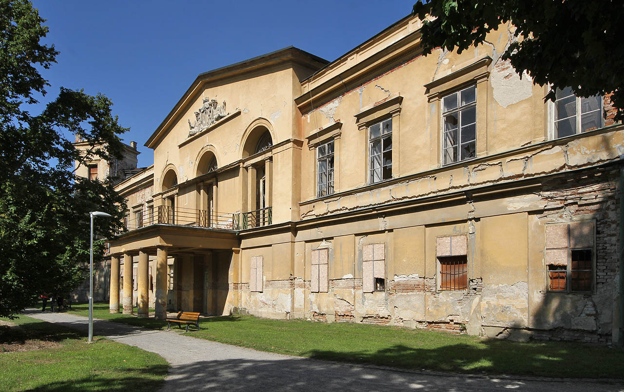 Přímo zde nasedala vrchnost do vagónků úzkokolejky, která mířila ke skutečnému <a href="/Tema/Veselí nad Moravou (žst)">nádraží</a>.