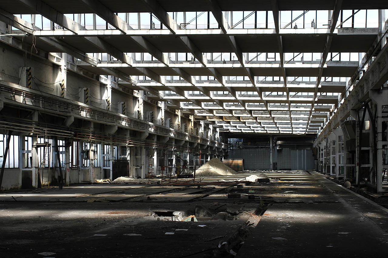 Nás ovšem zajímají hlavně fotogenické haly místních opuštěných železáren. Vůně oleje a rzi nás nenechává v klidu.