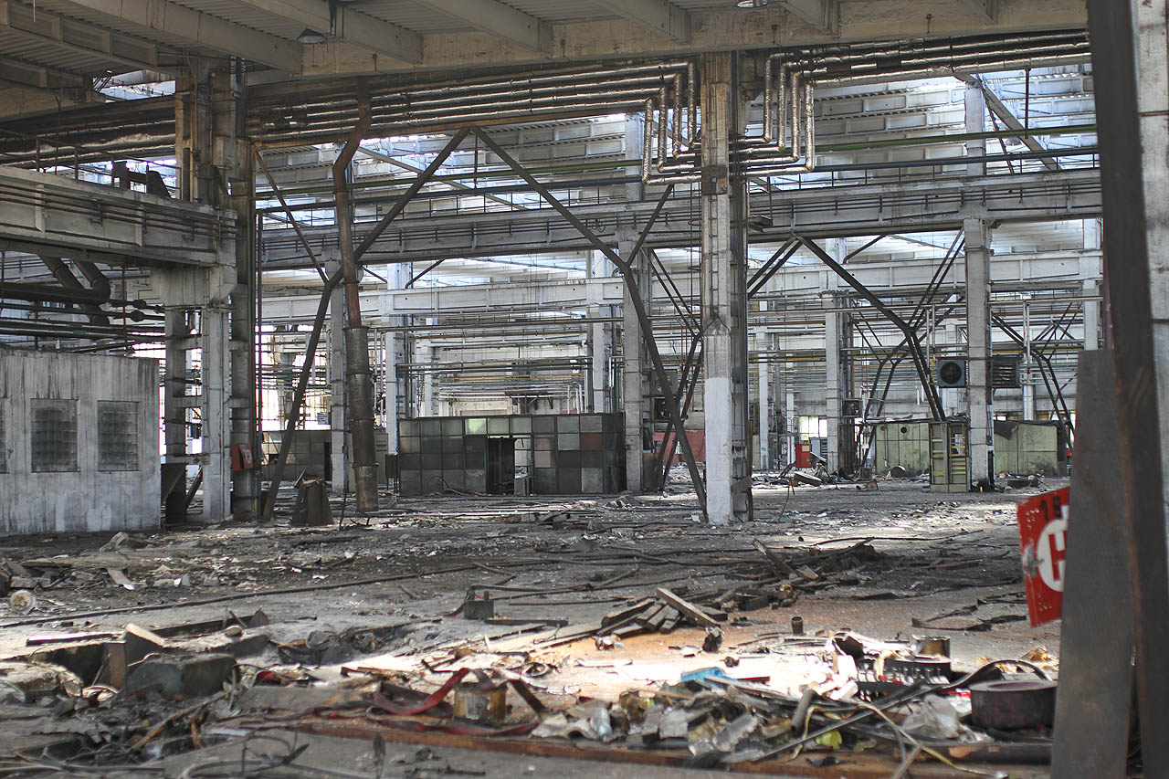 Haly jsou tak rozlehlé, že z jednoho konce na druhý není vidět ani slyšet. Dokonalé prostředí pro hru světel a stínů na v klifu vyladěných snímcích.