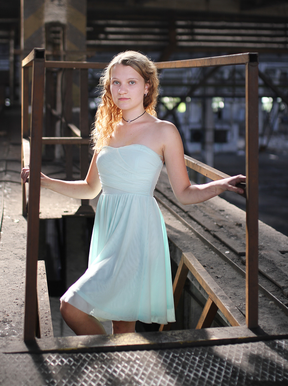 Barča na jeřábové dráze vysoko nad terénem.