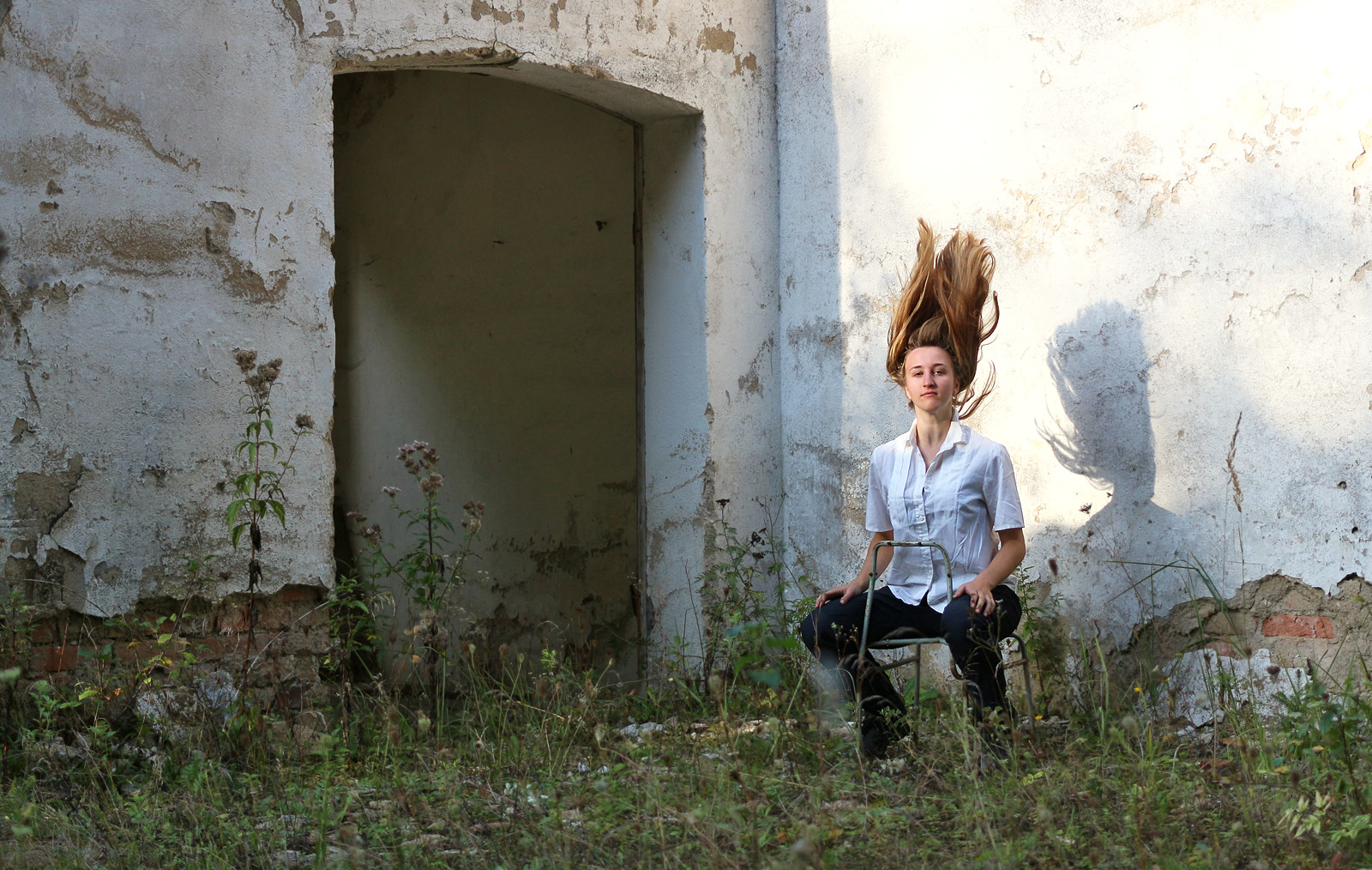 V troskách bývalé stolárny.