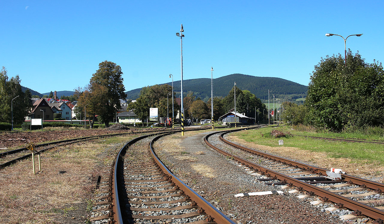 Nedělní poledne na <a href="/Tema/Vrbno pod Pradědem (žst)">nádraží ve Vrbně</a>. Za dovoz děkuji Honzovi Hanákovi a jeho věrnému Fiatu.
