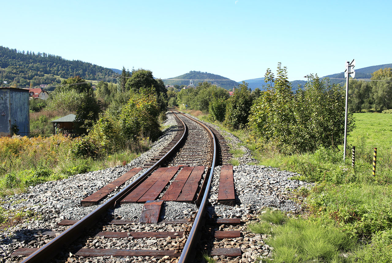 Krásná podzimní neděle je naplněná nevyslovenou melancholií a smutkem. Jdu sám a stýská se mně po všech, kteří by dnes mohli jít se mnou, ale nejdou.