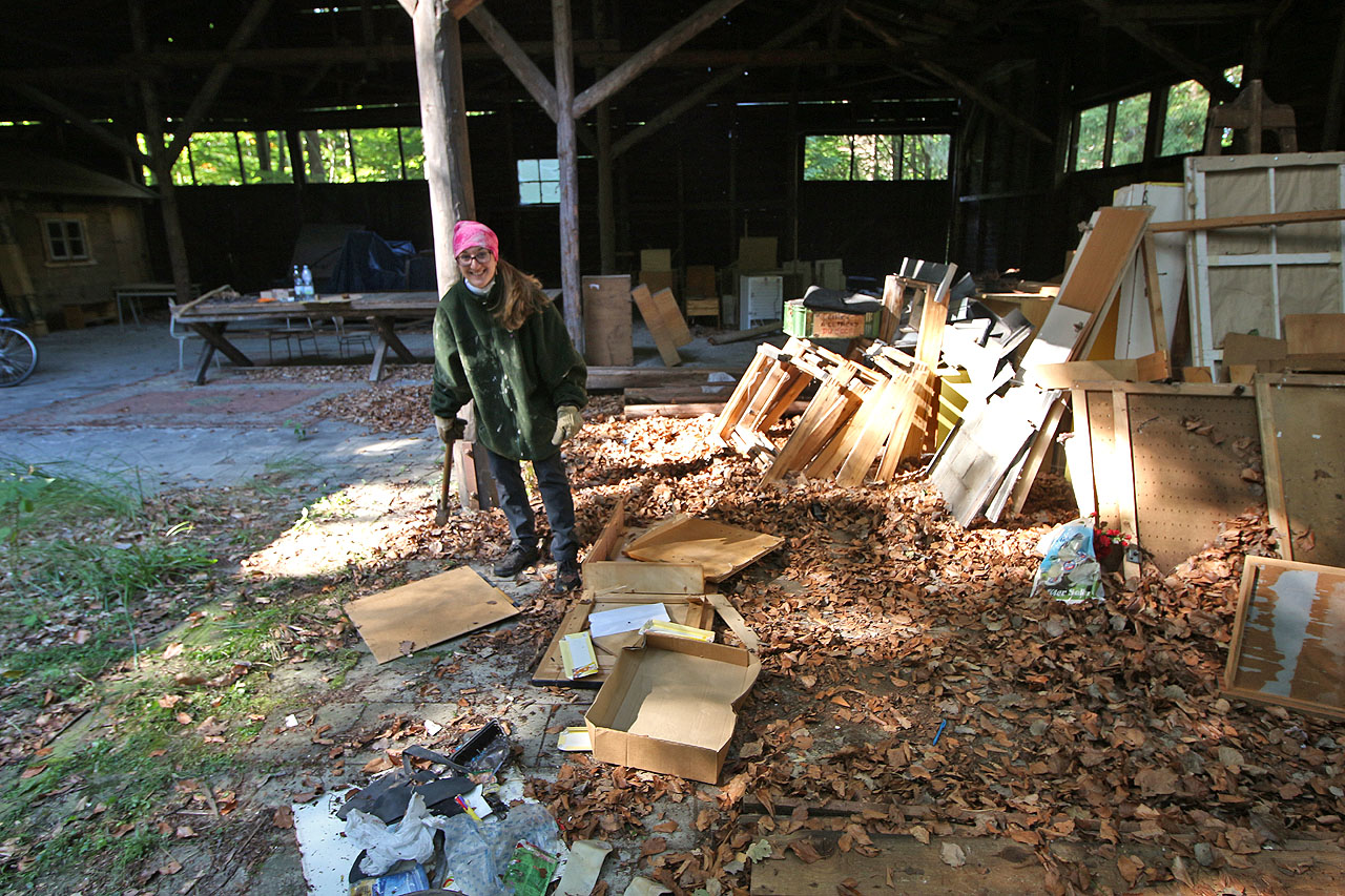 Kola jako munní dělnice s šátkem na hlavě a palicí v ruce.