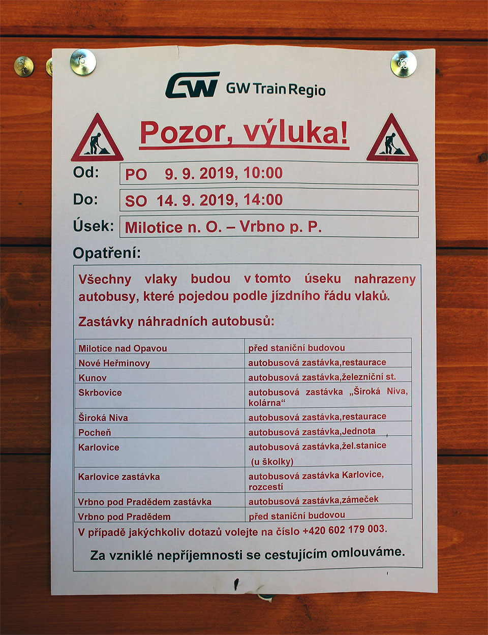 Použití silničních značek na železnici GW Train Regiu na cti nepřidává!