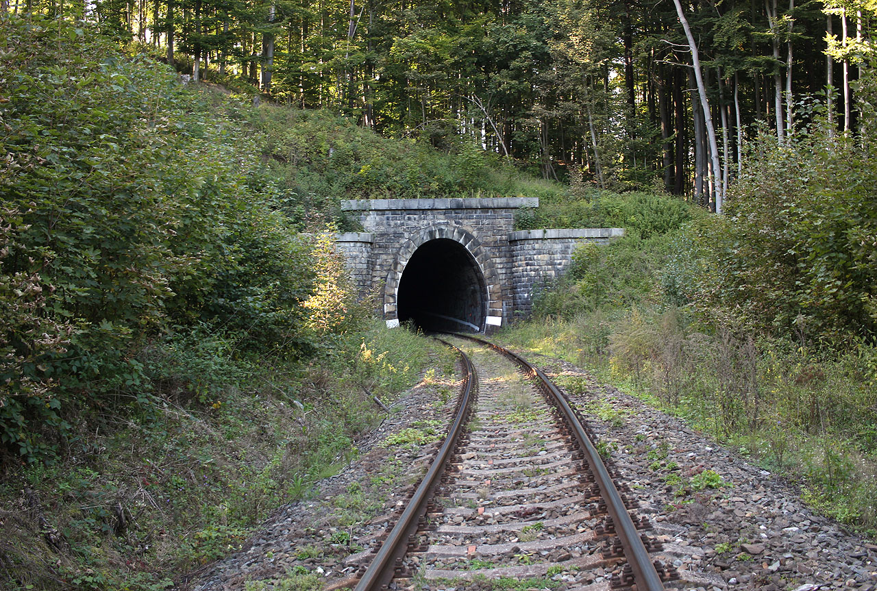 Od východního portálu už musím běžet.