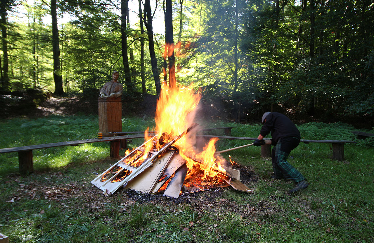 Co šlo ekologicky spálit, toho se bezcitně ujal Olda.
