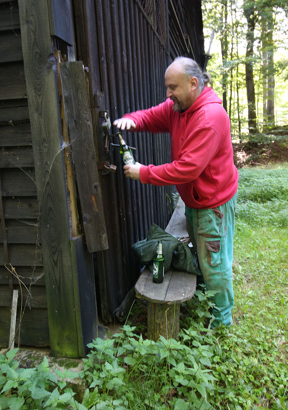 Nejprve jsem si myslel, že Muskwa otevírá zámek na bočních dveřích do budovy. Ve skutečnosti ale otevíral jen pivo.
