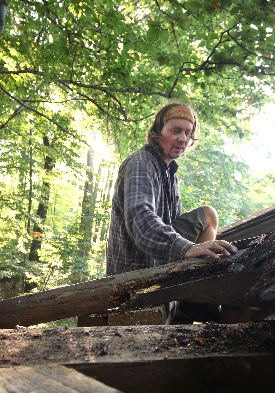 Tomáš lias Strejda Vláček se předvedl jako excelentní tesař. Po střeše pobíhal bez bázně a hany a trouchnivé trámy pod jeho rukama ožívaly v podobě nových krokví.