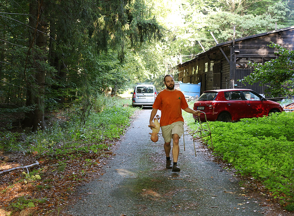 Autor článku nalezl v hromadách odpadu model dítěte v životní velikosti a kostru židle rovněž v životní velikosti. To by se mohlo hodit…