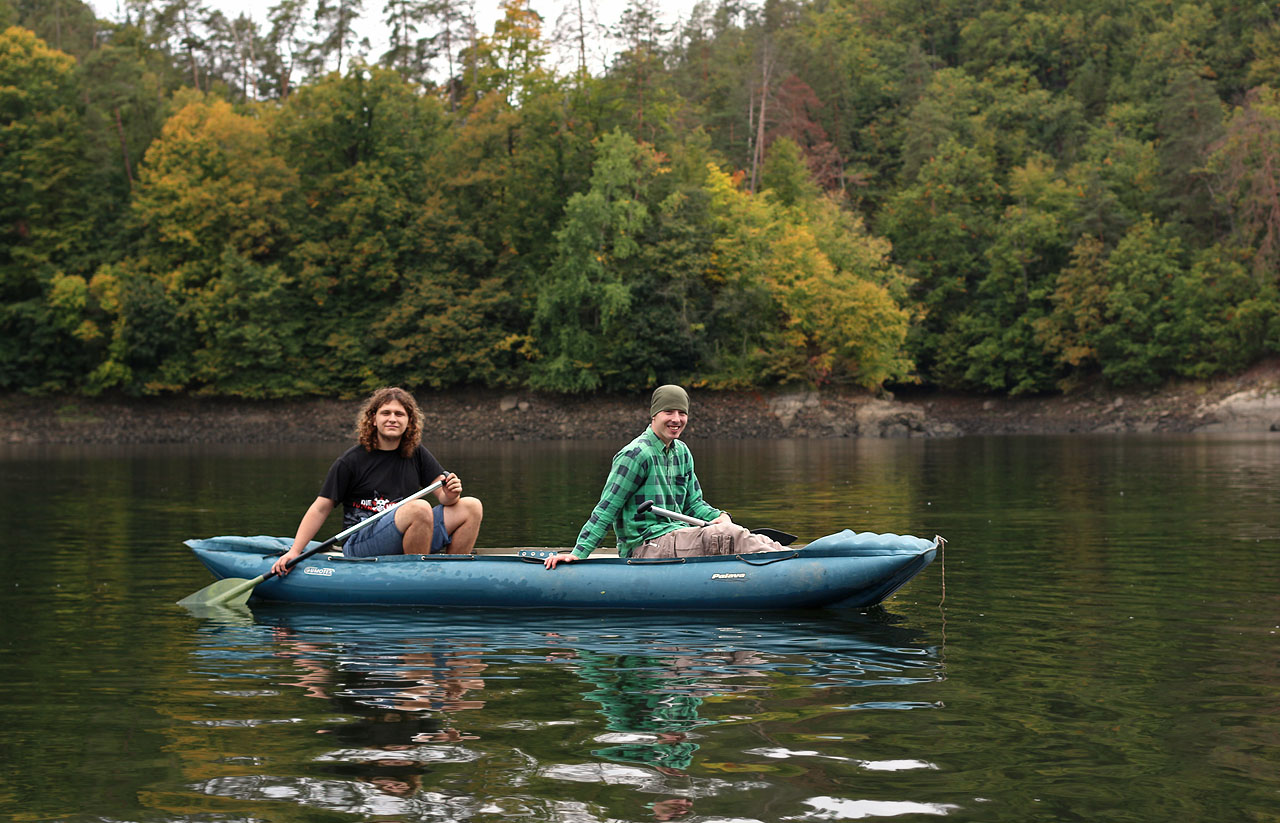Ilič a Jerry na hladině jezera.