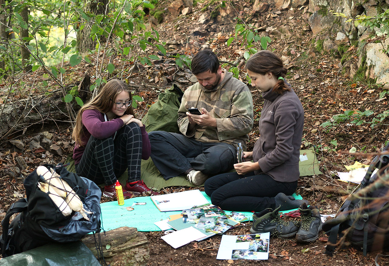 Emča s tatínkem se pod vedením Doubravky pustili do tvorby táborové kroniky Kašgar.