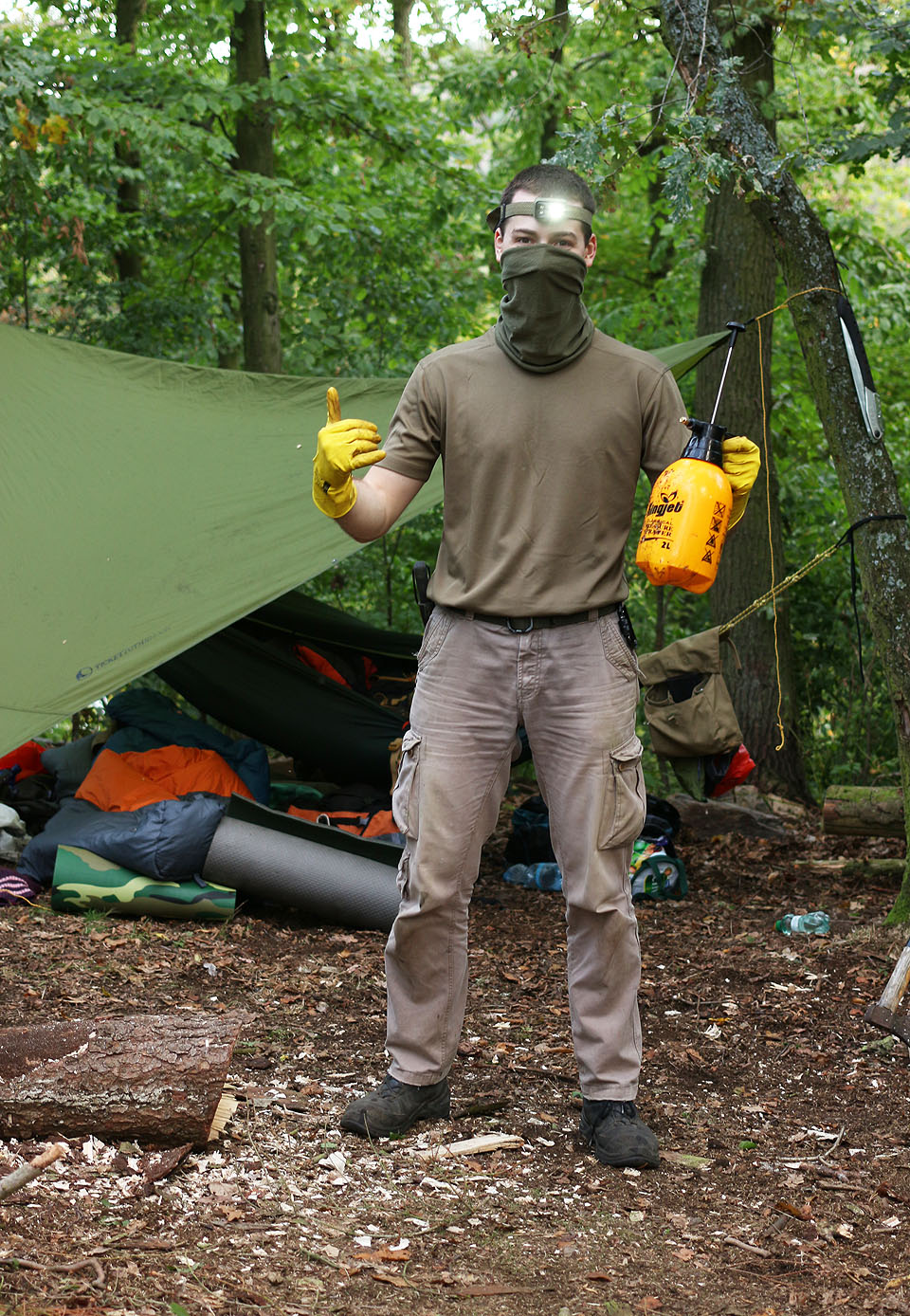 Srub je promořen, zbývá část pod postelí. Los padl na Jerryho, který vybaven baterkou a rouškou slézá do hlubin zaprášeného dávnověku.