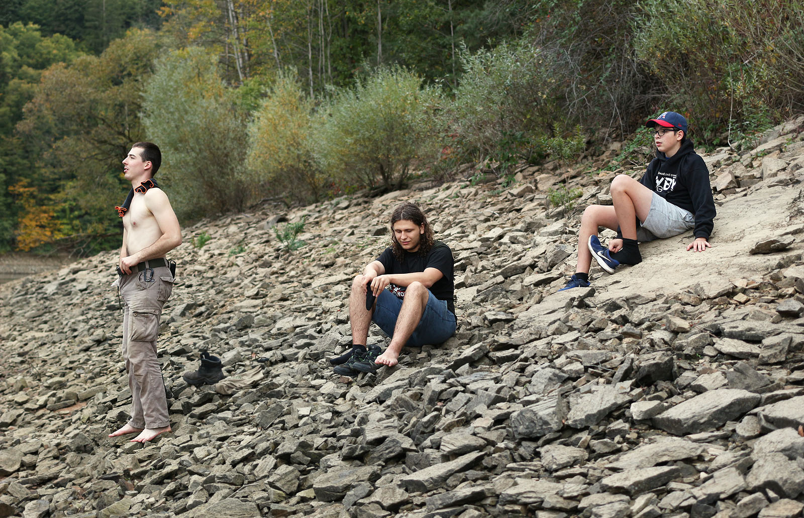 Po chemické válce s dřevokazným hmyzem následuje večerní koupání v jezeře.